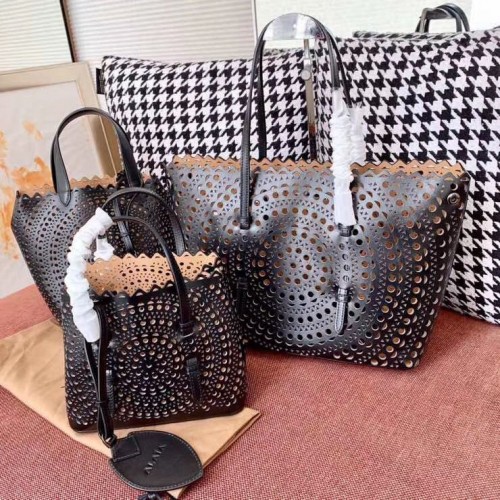 Чанта тип „тоут“ от естествена кожа Alaia с ажурна структура A3658 черна