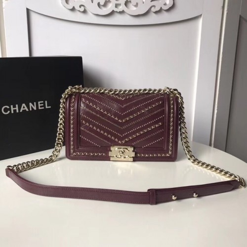 Чанта BOY CHANEL от смачкана телешка кожа, златист метал A67086, бордо