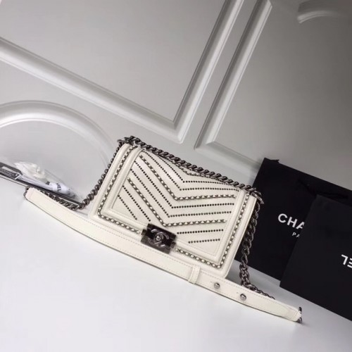 Чанта BOY CHANEL от смачкана телешка кожа, сребрист метал A67086 бяла