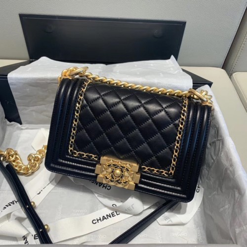 Чанта с капак CHANEL A67085 черна
