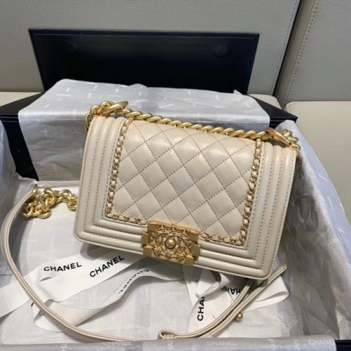 Чанта с капак CHANEL A67085 бяла