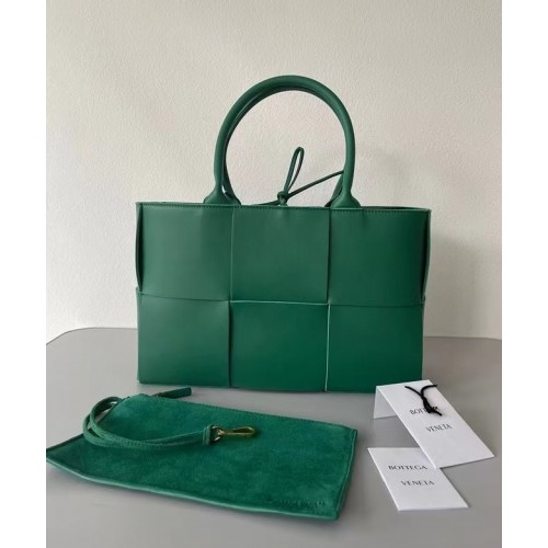Bottega Veneta ARCO TOTE Малка чанта от зърнеста кожа с интрециато 652867 RAINTREE