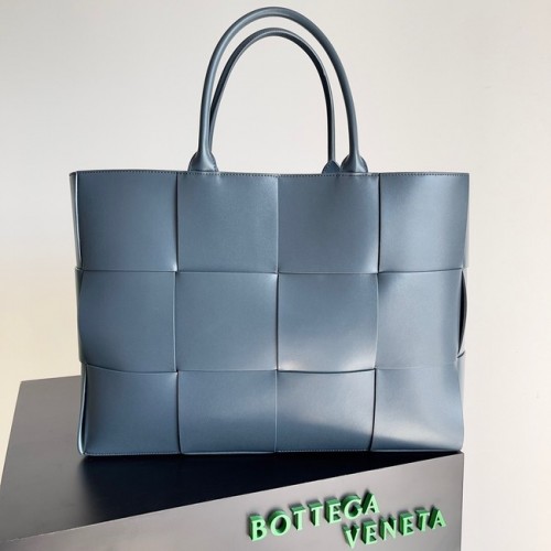 Bottega Veneta ARCO TOTE Голяма чантичка от зърнеста кожа 652868 син