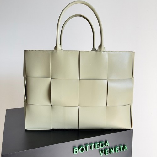 Bottega Veneta ARCO TOTE Голяма чантичка от зърнеста кожа 652868 светлосиво