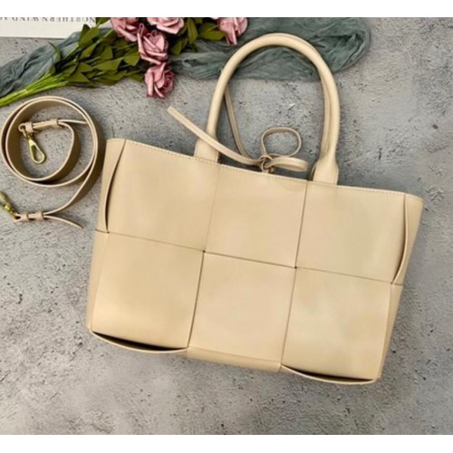 Bottega Veneta ARCO TOTE Малка чанта от зърнеста кожа с интречиато 652867 кайсия