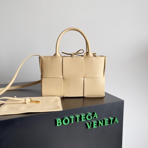 Bottega Veneta ARCO TOTE Малка чантичка от intrecciato зърнеста кожа 709337 Porridge