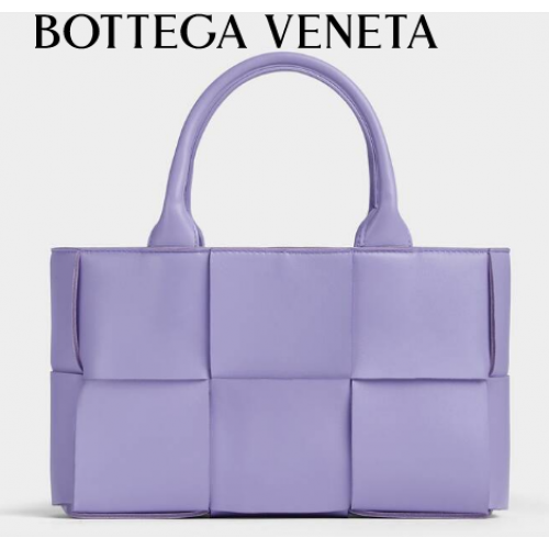 Bottega Veneta ARCO TOTE Малка чанта от зърнеста кожа с интрециато 709337 Wisteria