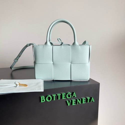 Bottega Veneta ARCO TOTE Малка плетена чанта от зърнеста кожа 709337 светлосиня