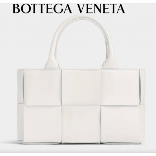 Bottega Veneta ARCO TOTE Малка чанта от зърнеста кожа с интрециато 709337 бяла