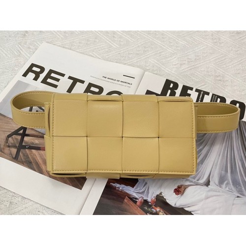 Кожена чанта за колан Bottega Veneta CASSETTE Mini Intreccio 651053 ALMOND