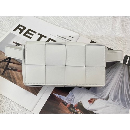 Кожена чанта за колан Bottega Veneta CASSETTE Mini Intreccio 651053 MIRTH WASHED