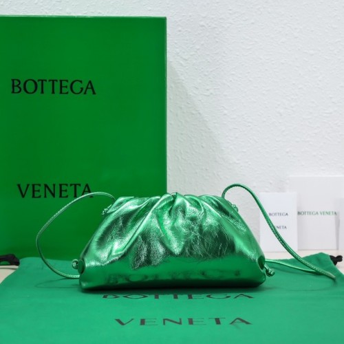 Bottega Veneta Mini intrecciato кожен клъч с каишка 585852 Parakeet