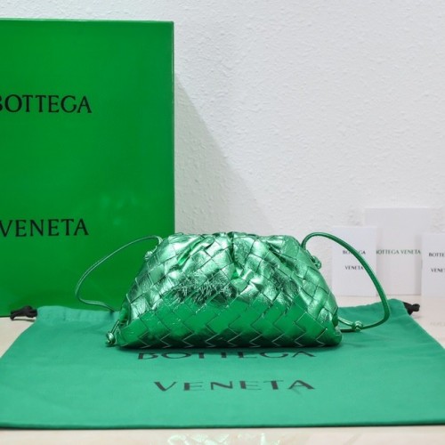 Bottega Veneta Mini intrecciato кожен клъч с каишка 585852 зелен