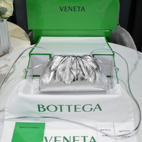 Bottega Veneta Mini intrecciato кожен клъч с каишка 585852 сребро