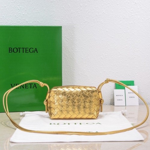 Кожена чанта през тялото Bottega Veneta Mini intrecciato 680254 злато