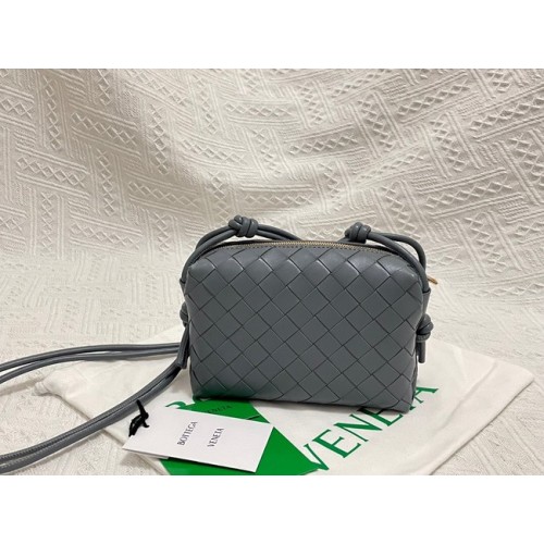 Кожена чанта Bottega Veneta Mini intrecciato 680254 сива
