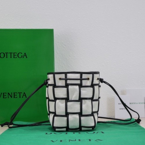 Кожена чанта Bottega Veneta Mini Intreccio 680217 Natural & Black