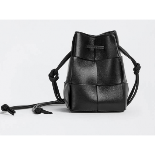 Кожена чанта Bottega Veneta Mini Intreccio 680217 черна