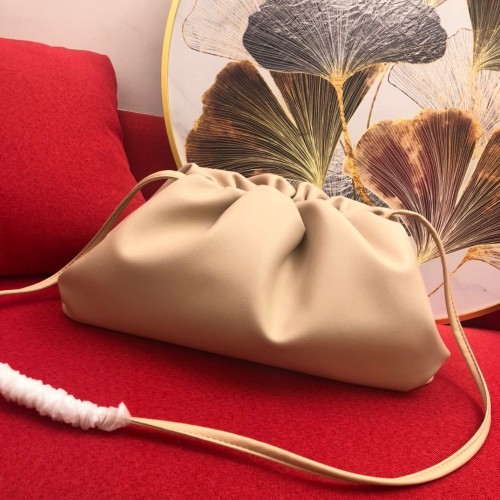 Чанта за през рамо от мека агнешка кожа Bottega Veneta Nappa 9722 Nude