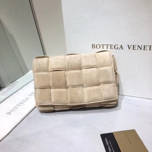 Bottega Veneta ПОДПЛАКВАНА ЧАНТА КАСЕТА, велур 591970, гипс
