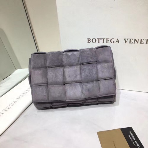 Bottega Veneta ПОДПЛАТЕНА ЧАНТА КАСЕТА, велур 591970, сива