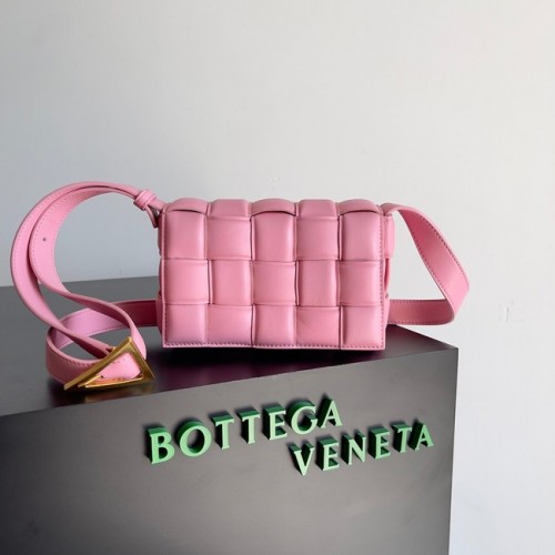 Bottega Veneta Малка подплатена касета 717506 розова