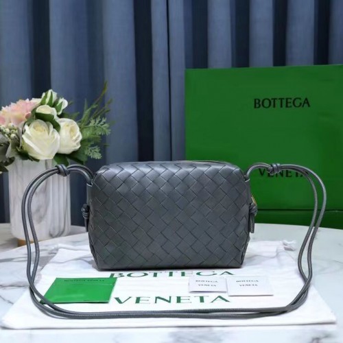 Bottega Veneta Малка кожена чанта през тялото intrecciato 680255 Сива