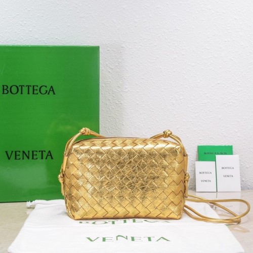 Bottega Veneta Малка кожена чанта през тялото с интречиато 680255 злато