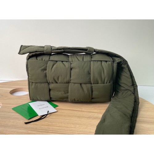 Чанта за рамо Bottega Veneta от найлон 591977 каки