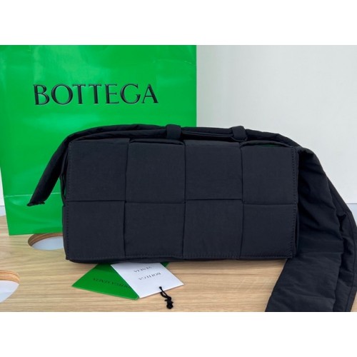 Чанта за рамо Bottega Veneta от найлон 591977 черно и зелено