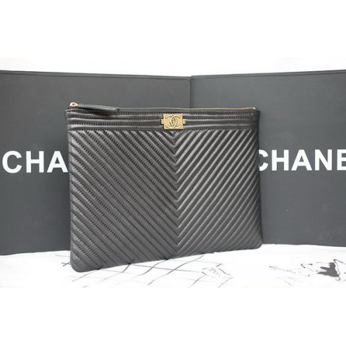 Кожен клъч от овча кожа Chanel Chevron в черно A69253