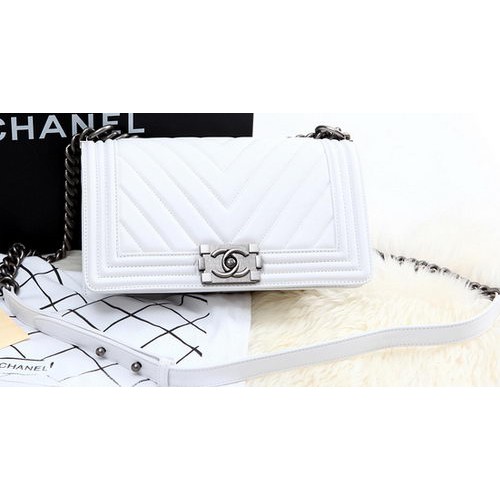 Чанта Boy Chanel Flap от телешка кожа Chevron Quilting A67086 бяла