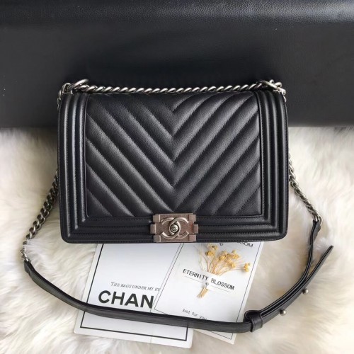 Чанта Boy Chanel с капак, оригинална, Chevron, кожа A67087V, черна