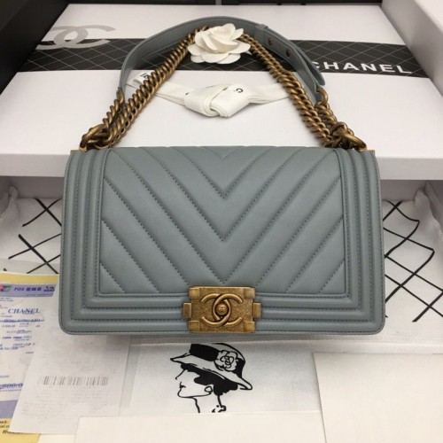 Чанта Boy Chanel с капак, оригинална, Chevron, кожена, сива A67086V, бронзова катарама