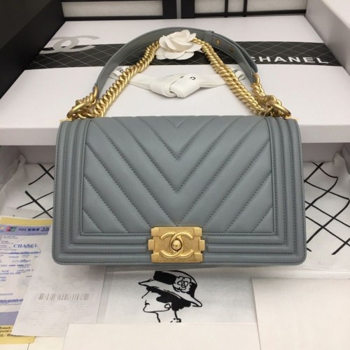 Чанта Chanel Boy с капак, оригинална, Chevron, кожена, сива A67086V, матирано златисто