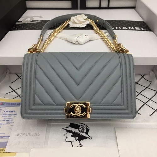 Чанта Chanel Boy с капак, оригинална, Chevron, кожена, сива, A67086V със златна катарама