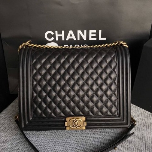 Чанта за рамо Boy Chanel с капак, черна, оригинална, от овча кожа, A67087, златиста