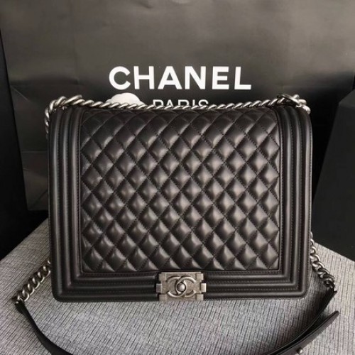 Чанта за рамо Boy Chanel с капак, черна, оригинална, от овча кожа, A67087, сребриста