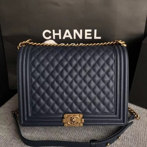 Чанта за рамо Boy Chanel с капак, синя, оригинална, с шарка Cannage A67087, златна