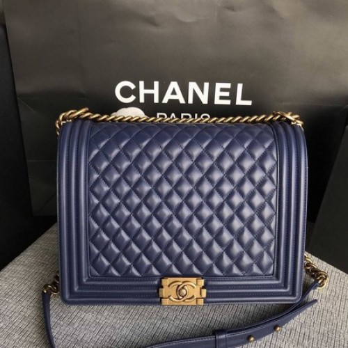 Чанта за рамо Boy Chanel с капак, синя, оригинална, от овча кожа, A67087, златна