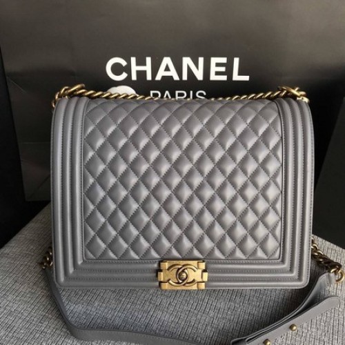 Чанта за рамо Boy Chanel с капак, сива, оригинална, овча кожа A67087, златна