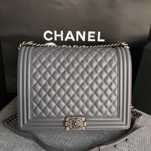 Чанта за рамо Boy Chanel с капак, сива, оригинална, овча кожа A67087, сребриста