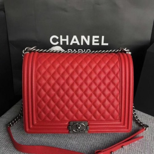 Чанта за рамо Boy Chanel с капак, червена, оригинална, с модел Cannage A67087, сребриста