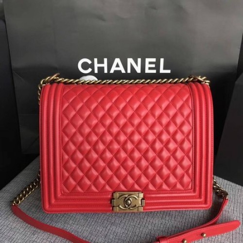 Чанта за рамо Boy Chanel с капак, червена, оригинална, овча кожа A67087, златна