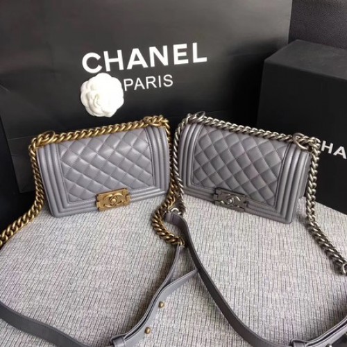 Чанта за рамо Boy Chanel с капак от овча кожа A67085 сива