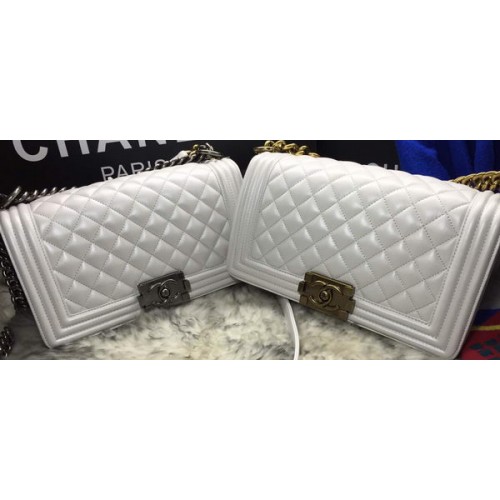 Чанта за рамо Boy Chanel с капак от овча кожа A67086, бяла