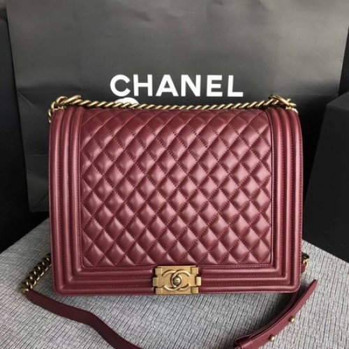 Чанта за рамо Boy Chanel с капак, винена, оригинална, овча кожа A67087, златиста
