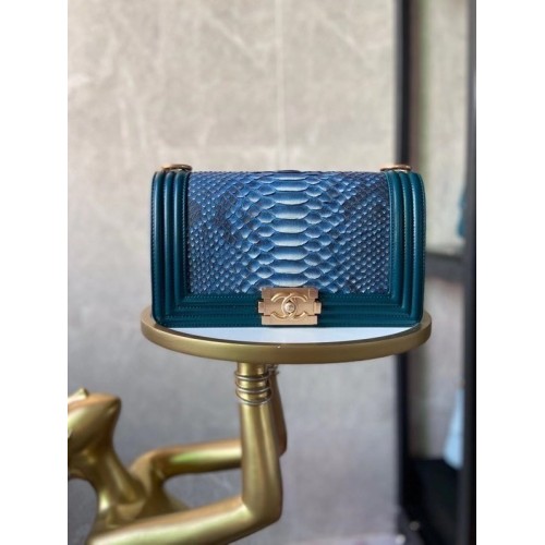 Чанта за през рамо Boy Chanel с капак, оригинална, от змийска кожа AS67086, синя