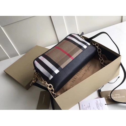 Чанта от телешка кожа Burberry 41711 черна