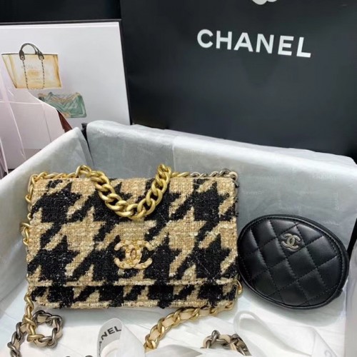 Чанта с капак CHANEL 19 WOC 33817 кайсия и черно